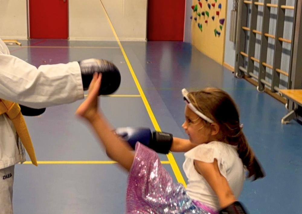 Meisje doet taekwando
