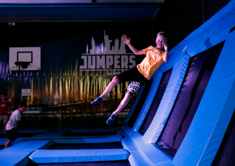 Jongen springt op een trampoline